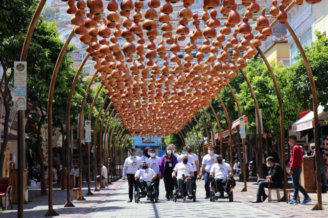 Engelli vatandaşların kabaktan yaptığı sokak lambası görenleri hayran bıraktı