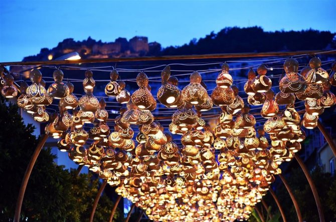 Engelli vatandaşların kabaktan yaptığı sokak lambası görenleri hayran bıraktı