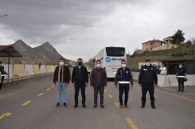 Erzincan'da koronavirüs denetimleri! Kaymakam Çelik, yol emniyet ve kontrol noktalarını denetledi