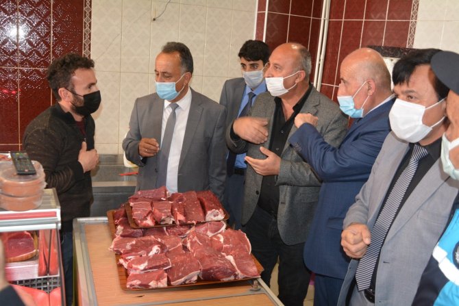 Hakkari’de zabıta kasaplara denetim gerçekletirdi