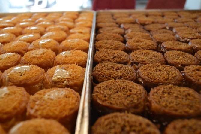 Havalar ısınmayınca dondurmacılar tatlı satışına başladı