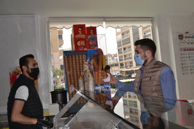 Havalar ısınmayınca dondurmacılar tatlı satışına başladı