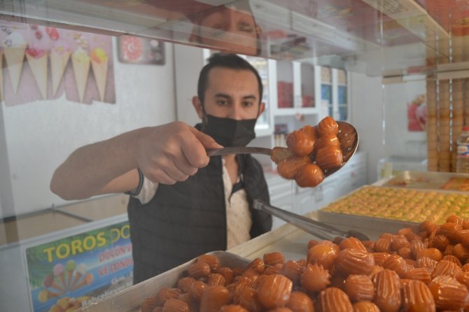 Havalar ısınmayınca dondurmacılar tatlı satışına başladı