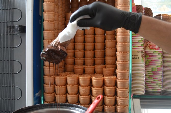 Havalar ısınmayınca dondurmacılar tatlı satışına başladı