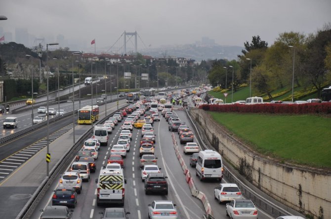 İstanbul'da 58 saatlik kısıtlamanın ardından ilk iş gününde trafik yoğunluğu yaşandı