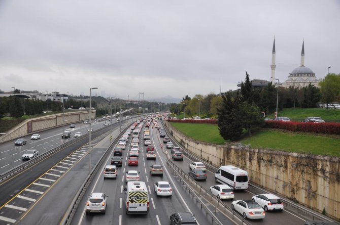 İstanbul'da 58 saatlik kısıtlamanın ardından ilk iş gününde trafik yoğunluğu yaşandı