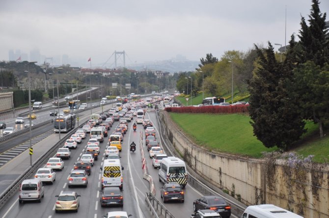 İstanbul'da 58 saatlik kısıtlamanın ardından ilk iş gününde trafik yoğunluğu yaşandı