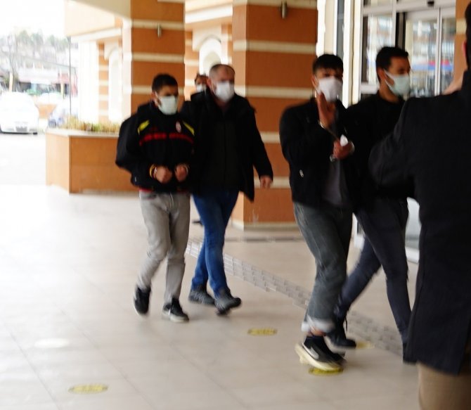 Kablo çalan hırsızların o hareketi pes dedirtti! Kameralara el salladılar!