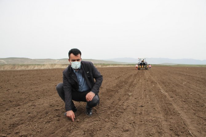 Kısıtlamadan muaf tutulan çiftçiler hafta sonu tarlada çalıştı