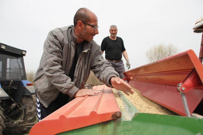 Kısıtlamadan muaf tutulan çiftçiler hafta sonu tarlada çalıştı