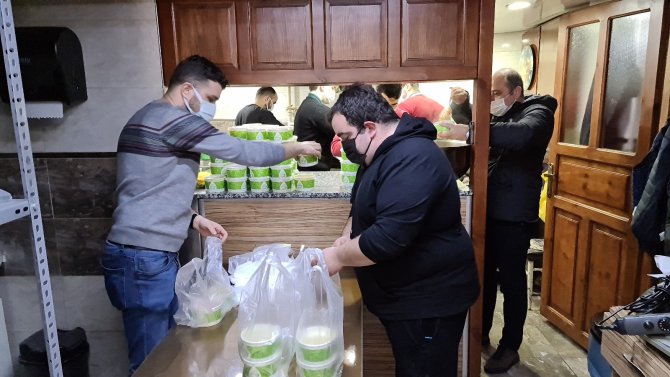 Lokanta ve turizmci esnaflar ihtiyaç sahibi vatandaşlara iftar yemeği düzenledi