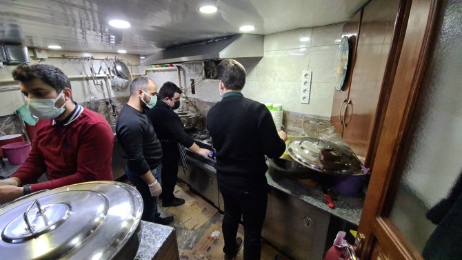 Lokanta ve turizmci esnaflar ihtiyaç sahibi vatandaşlara iftar yemeği düzenledi