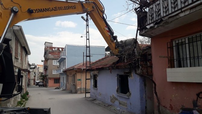 Madde bağımlılarına mesken olan metruk binalar huzur ve güvenlik için yıkıldı