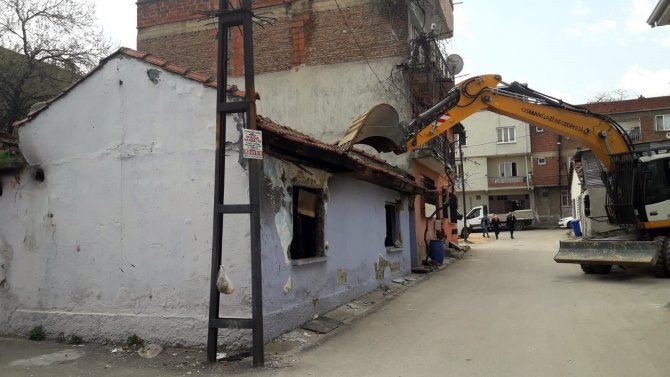 Madde bağımlılarına mesken olan metruk binalar huzur ve güvenlik için yıkıldı