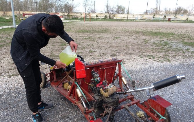 Pandemide sıkıldı, topladığı hurdalarla kendisine araba yaptı