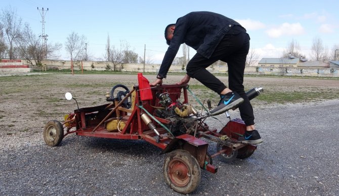 Pandemide sıkıldı, topladığı hurdalarla kendisine araba yaptı
