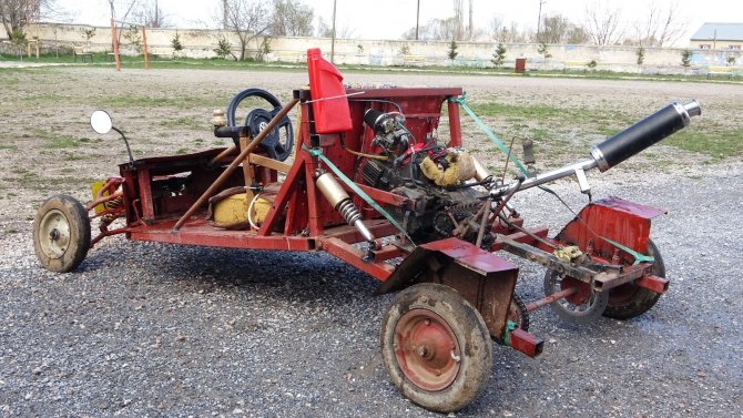 Pandemide sıkıldı, topladığı hurdalarla kendisine araba yaptı