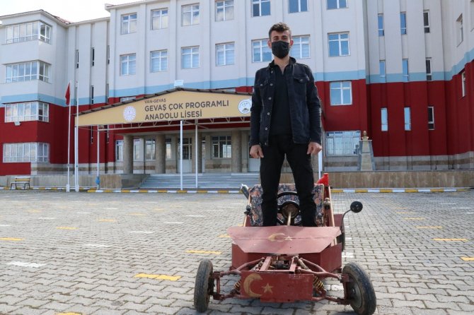 Pandemide sıkıldı, topladığı hurdalarla kendisine araba yaptı