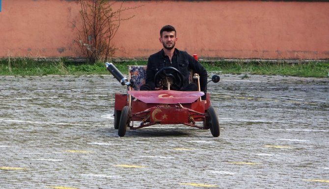 Pandemide sıkıldı, topladığı hurdalarla kendisine araba yaptı