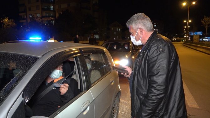 Polisten gece denetimi! Kırıkkale’de araçlar tek tek durdurularak HES kodu sorgulaması yapıldı