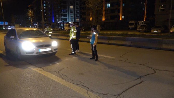 Polisten gece denetimi! Kırıkkale’de araçlar tek tek durdurularak HES kodu sorgulaması yapıldı