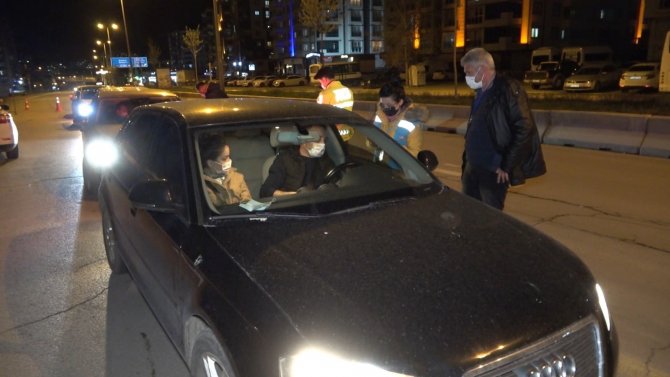 Polisten gece denetimi! Kırıkkale’de araçlar tek tek durdurularak HES kodu sorgulaması yapıldı