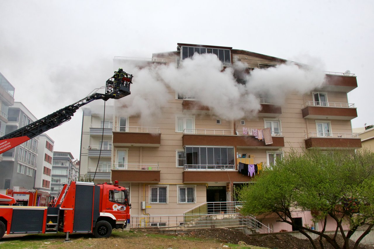 Samsun'da korkutan anlar: alev alan ev itfaiye ekipleri tarafından söndürüldü