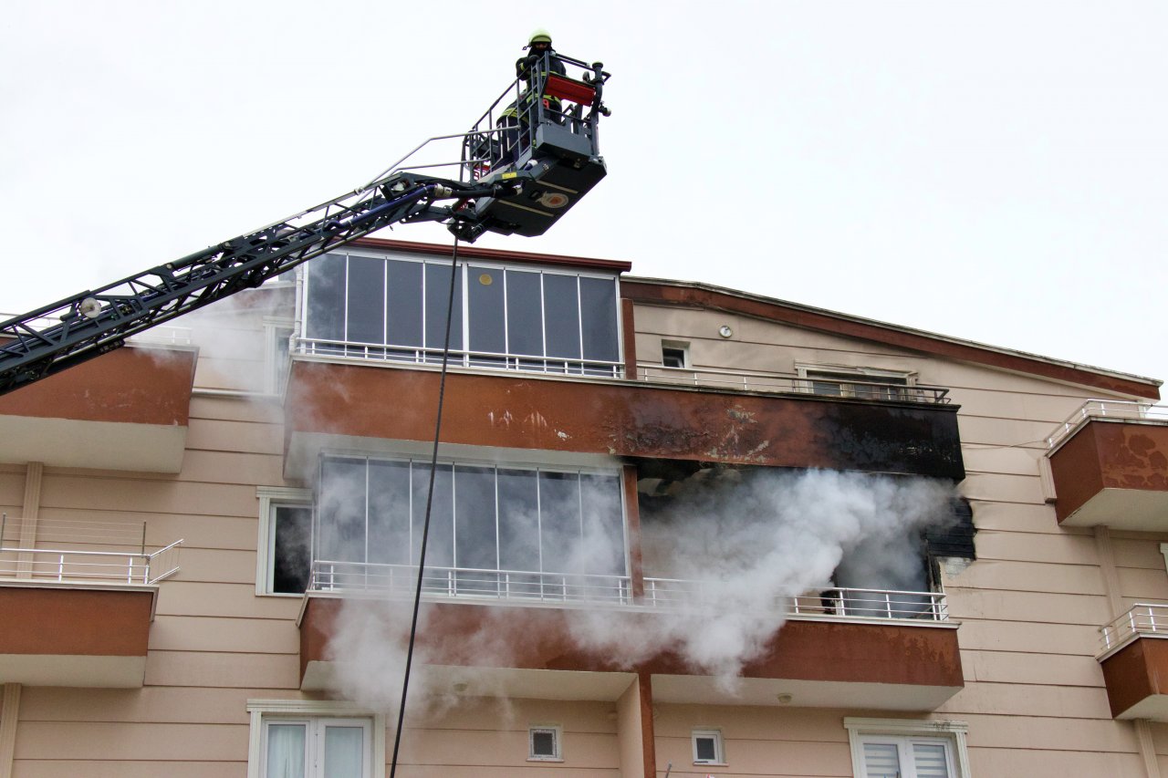 Samsun'da korkutan anlar: alev alan ev itfaiye ekipleri tarafından söndürüldü
