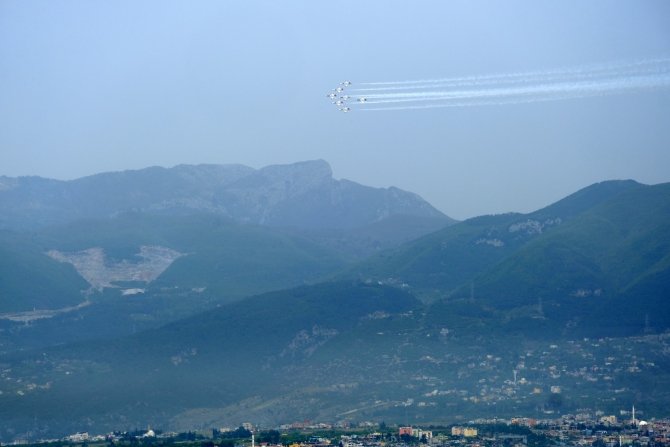Türk Yıldızları yine nefes kesti! İskenderun’da selamlama uçuşu