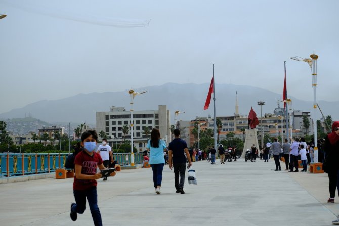 Türk Yıldızları yine nefes kesti! İskenderun’da selamlama uçuşu