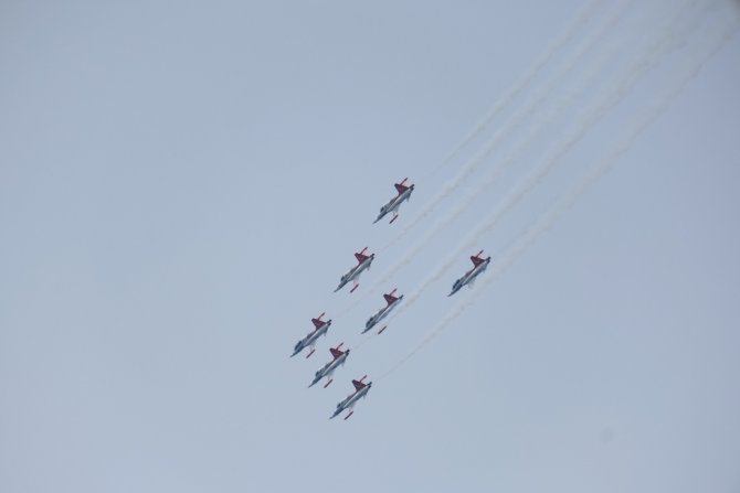 Türk Yıldızları yine nefes kesti! İskenderun’da selamlama uçuşu
