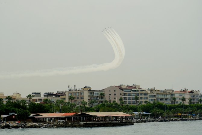 Türk Yıldızları yine nefes kesti! İskenderun’da selamlama uçuşu