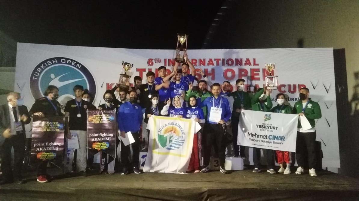 Kick boks da galibiyet sevinci! Gençlik Gücü Spor Kulübü şampiyonluğa adını yazdırdı