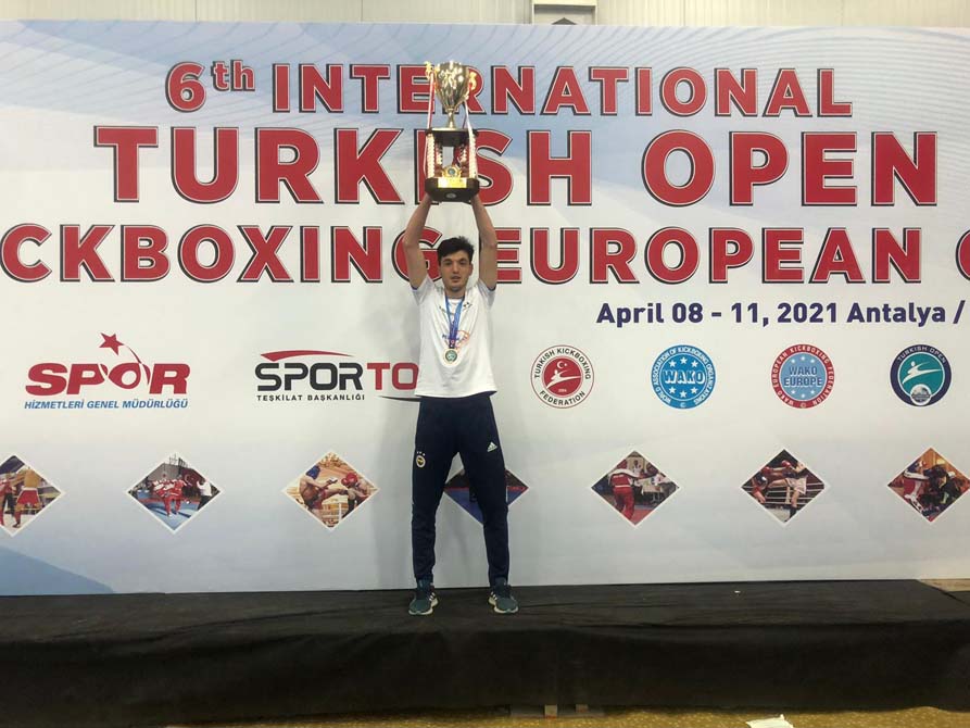 Kick boks da galibiyet sevinci! Gençlik Gücü Spor Kulübü şampiyonluğa adını yazdırdı