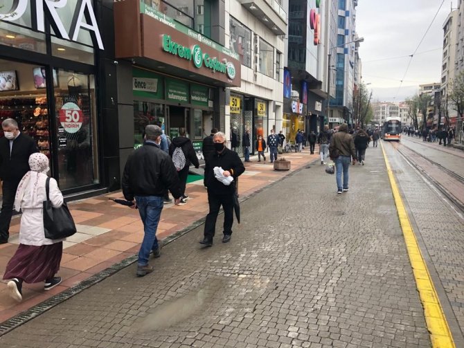 Yağışlı havaya rağmen vatandaş yine sokakları doldurdu