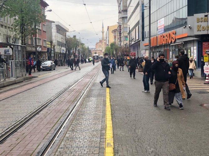 Yağışlı havaya rağmen vatandaş yine sokakları doldurdu