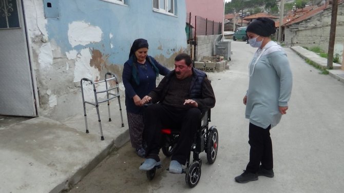 2 yıl sonra akülü araba sayesinde sokağa çıktı