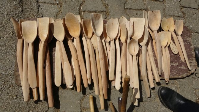 38 yıldır dede mesleği tahta kaşık yapımını sürdürüyor