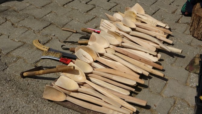 38 yıldır dede mesleği tahta kaşık yapımını sürdürüyor