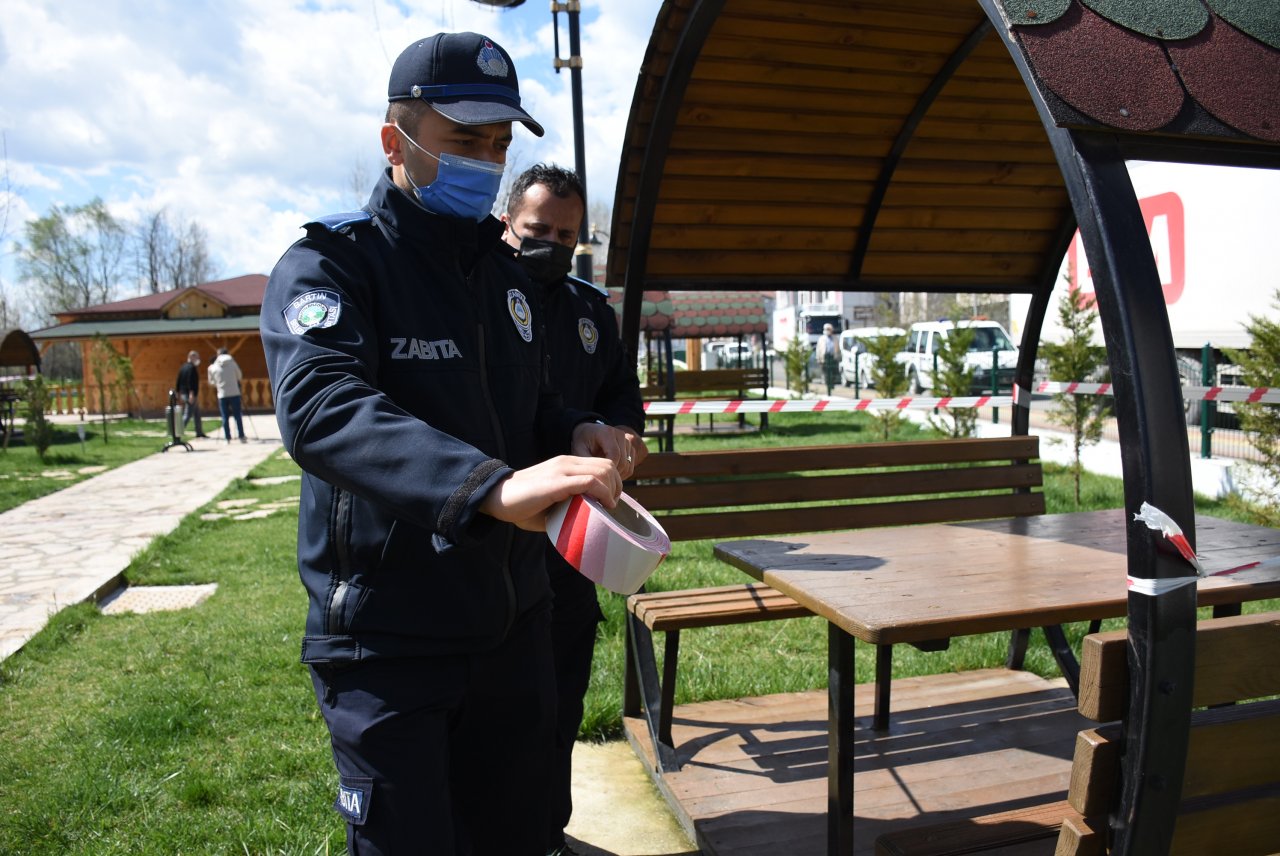 Açık alanlardaki yoğunluğa önlem! Bartın'da yeşil alanlar geçici olarak kapatıldı