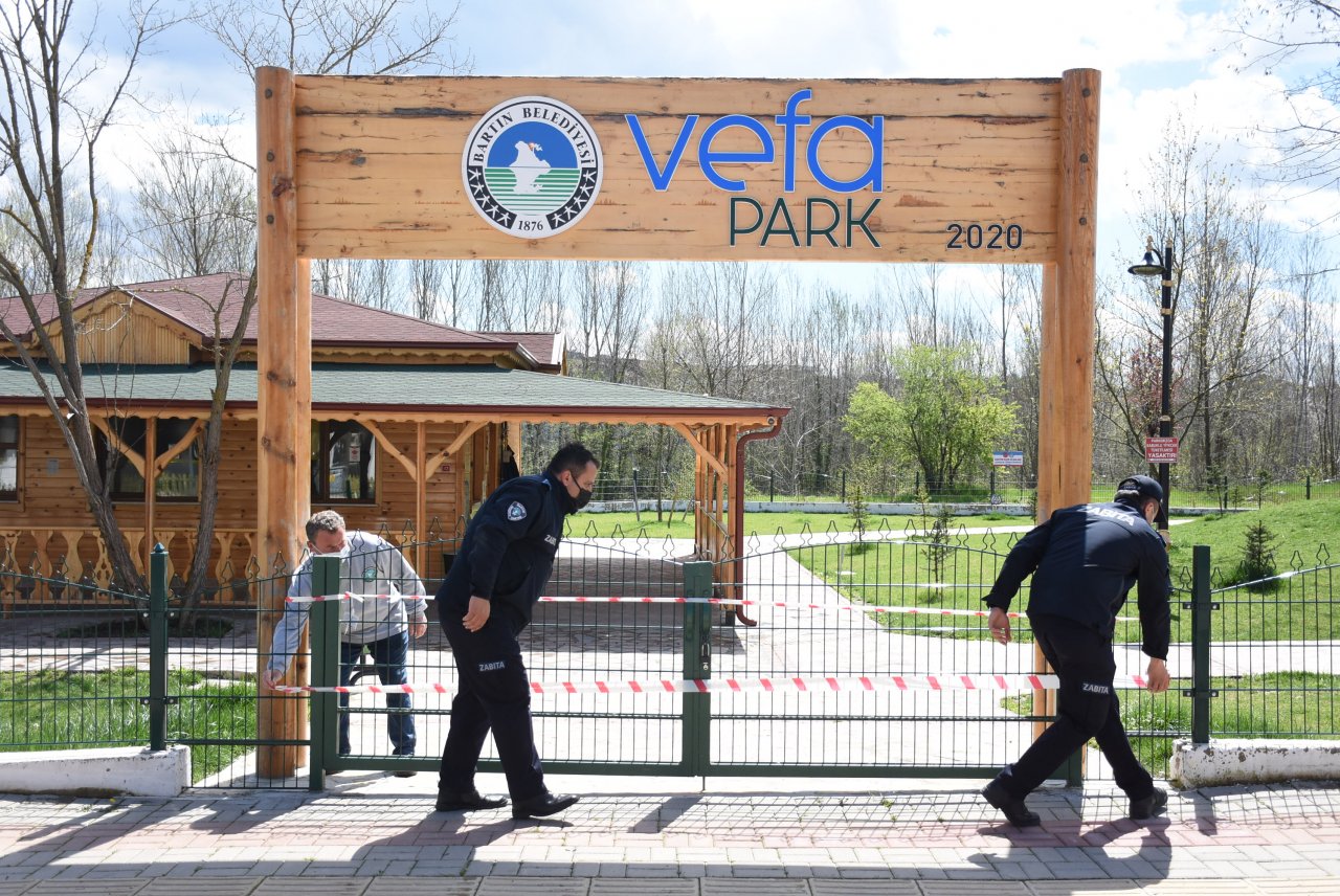 Açık alanlardaki yoğunluğa önlem! Bartın'da yeşil alanlar geçici olarak kapatıldı