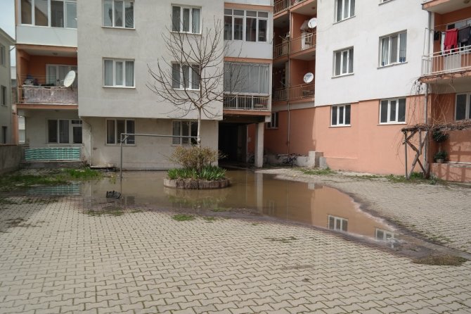 Aylardır sitedeki kötü koku yüzünden cam açamıyorlar