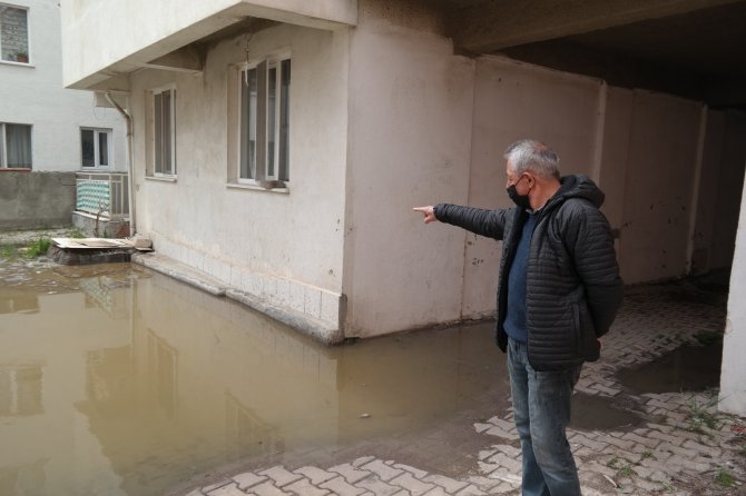 Aylardır sitedeki kötü koku yüzünden cam açamıyorlar