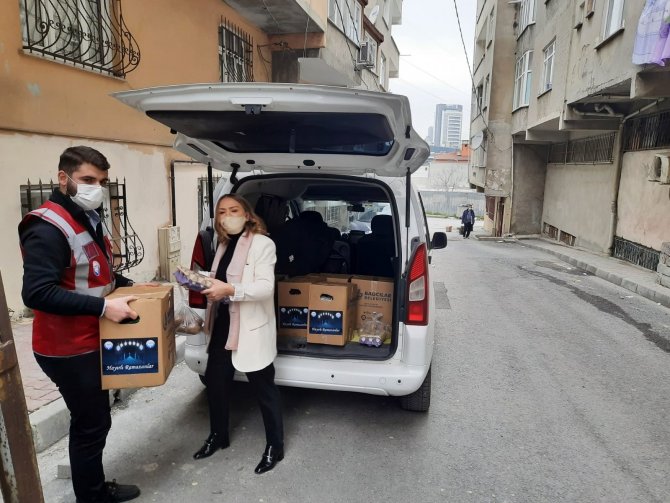 Bağcılar’da gençler biriktirdikleri harçlıkları ihtiyaç sahipleri için kullandı