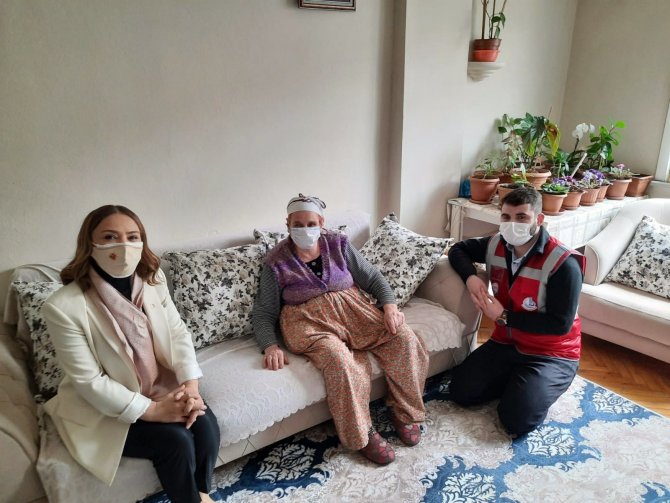 Bağcılar’da gençler biriktirdikleri harçlıkları ihtiyaç sahipleri için kullandı