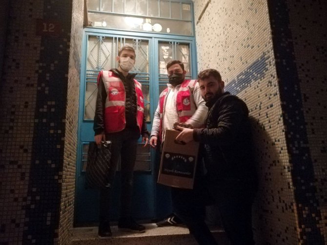 Bağcılar’da gençler biriktirdikleri harçlıkları ihtiyaç sahipleri için kullandı