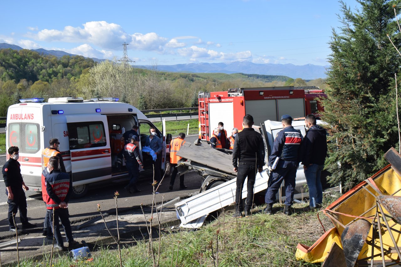 Çalışma yapan karayolları ekibi kaza geçirdi! Kamyonet bariyere çarptı: 1 ölü, 1 yaralı