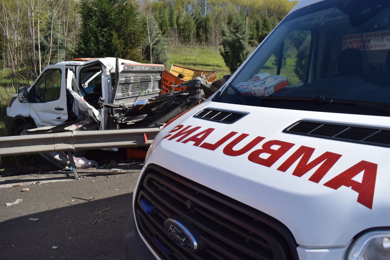 Çalışma yapan karayolları ekibi kaza geçirdi! Kamyonet bariyere çarptı: 1 ölü, 1 yaralı