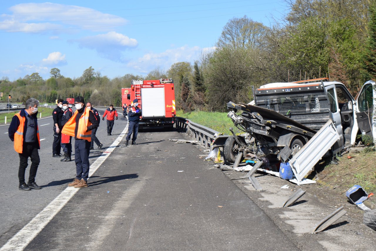 Çalışma yapan karayolları ekibi kaza geçirdi! Kamyonet bariyere çarptı: 1 ölü, 1 yaralı