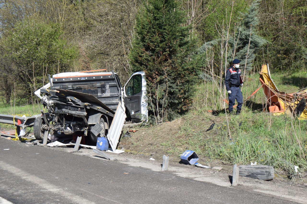 Çalışma yapan karayolları ekibi kaza geçirdi! Kamyonet bariyere çarptı: 1 ölü, 1 yaralı